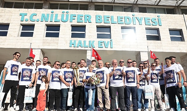 Hentbol Erkekler Süper Kupası’nı kazanan Nilüfer Belediyespor Erkek Hentbol Takımı,