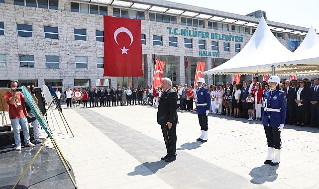Nilüfer Belediyesi 30 Ağustos Zafer Bayramı’nı Cumhuriyet Meydanı’ndaki törenle kutladı.