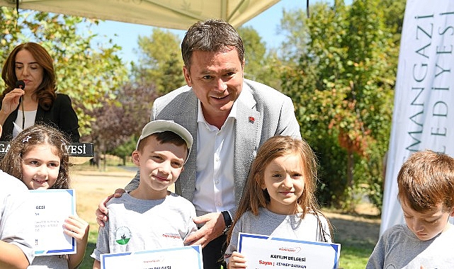 Osmangazi Belediyesi’nin yaz spor okulları kapsamında düzenlediği yüzme kursları büyük