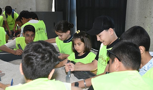 Osmangazi Belediyesi’nin “Minik Arkeologlar İş Başında” projesi, çocukları tarihin büyülü