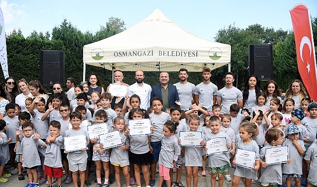 Osmangazi Belediyesi’nin yaz spor okulları kapsamında düzenlediği yüzme kursları büyük