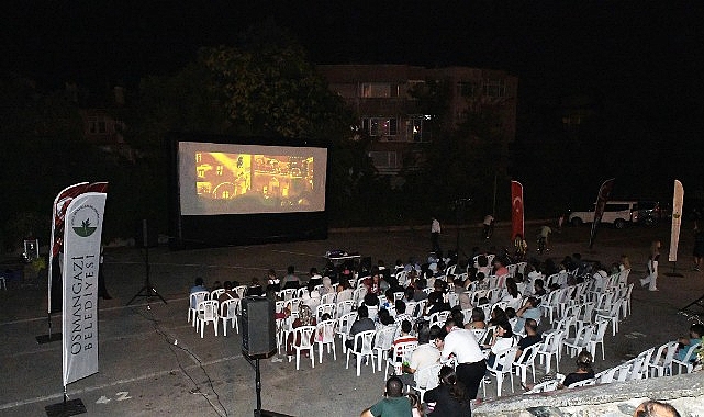 Minik izleyiciler, Osmangazi Belediyesi’nin mahallelerde düzenlediği açık hava sinema gösterimlerinde