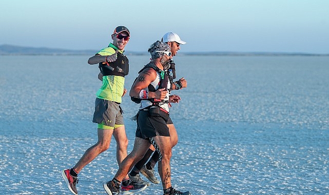 Tuz kristalleriyle kaplı zemin, çöl atmosferi ve sınırsız gökyüzünde koşulacak
