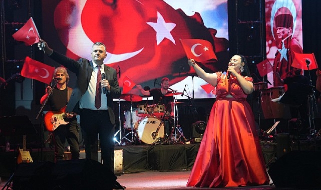 Ünlü sanatçı Tuğçe Kandemir, 30 Ağustos Zafer Bayramı ve Saray