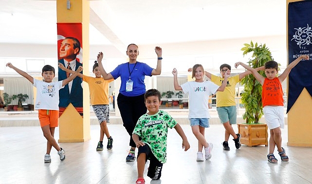 Aydın Büyükşehir Belediyesi’nin yaz kursları kapsamında düzenlediği halk oyunları eğitimlerinde