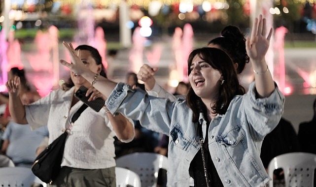 Büyükşehir Belediyesi, Milli İrade Meydanı’nı kültür ve sanatla renklendirmeye devam