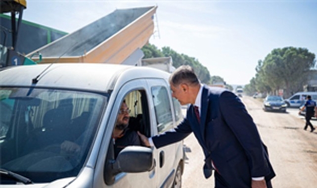 İzmir Büyükşehir Belediyesi’nin 30 ilçede başlattığı asfalt seferberliği hız kesmeden