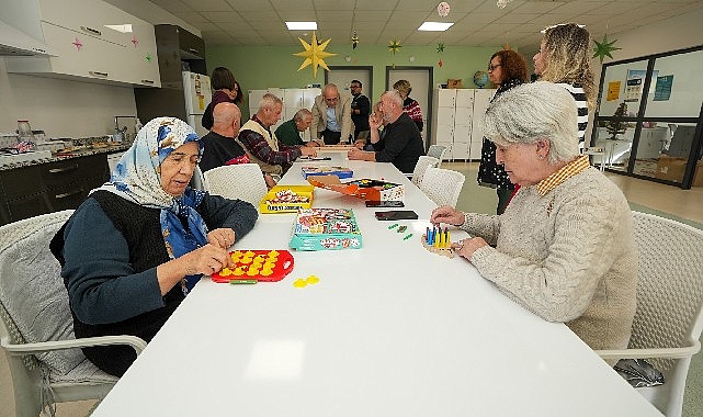 Gaziemir Belediyesi’nin Alzheimer Demans Danışma ve Dayanışma Merkezi’nde verdiği hizmetlerle