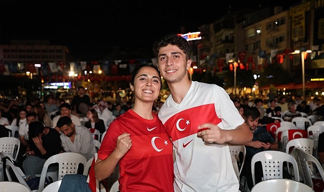 Kocaeli Büyükşehir Belediyesi’nin organizasyonuyla İzmit Kent Meydanı’nda buluşan binlerce Kocaelili,