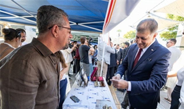 Ahilik Haftası nedeniyle Konak Atatürk Meydanı’nda düzenlenen İzmir Esnaf Buluşması’na