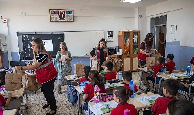 Bornova Belediyesi, yeni eğitim-öğretim yılının ilk gününde dezavantajlı bölgelerdeki 3