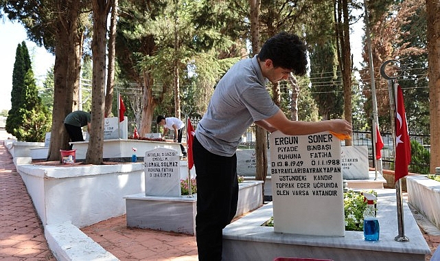 Kocaeli Büyükşehir Belediyesi, öğrenciler ile birlikte Bağçeşme Namazgâh Şehitliği'nde düzenlediği