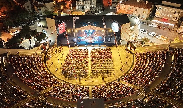 Çeşme Cumhuriyet Meydanı gün boyu rengârenk bir atmosfere büründü.