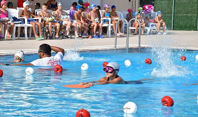 Çiğli Belediyesi’nin Yaz Dönemi Spor Kursları kapsamında düzenlediği yüzme kursu