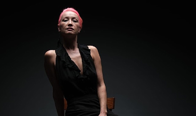 Elçin, ilk çalışması “İyileşmedim” ile müzik yolculuğuna duygusal derinliği yüksek