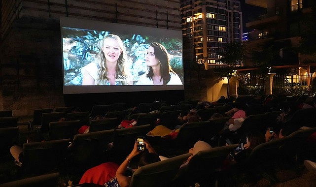 Tarihi atmosferini koruyarak geçmişi bugüne taşıyan, günün her anında yaşayan