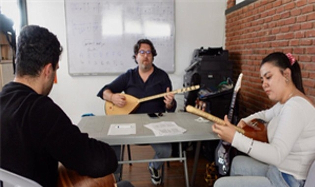 İzmir Büyükşehir Belediyesi, 18-30 yaş arasındaki gençler için müzik kurslarından