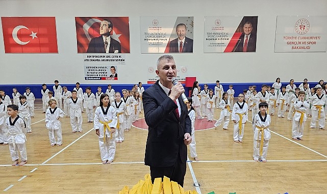 Gölcük Belediyespor bünyesindeki taekwondo branşında bulunan 253 sporcu, düzenlenen törenle