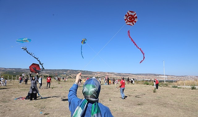 İnegöl Belediyesi ve Kızılay İnegöl Şubesi iş birliğinde düzenlenen uçurtma