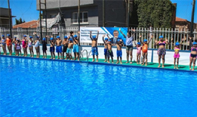 İzmir Büyükşehir Belediyesi’nin yaz spor okulları ile portatif havuzlarından yararlanan