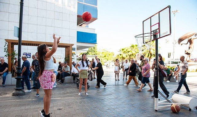 Karşıyaka Belediyesi, Avrupa Hareketlilik Haftası’nı Hergele Meydanı’nda düzenlenen basketbol etkinliğiyle