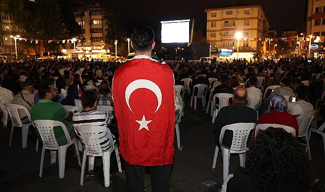 Kocaeli Büyükşehir Belediyesi’nin İzmit Kent Meydanı'nda kurduğu dev ekran önünde