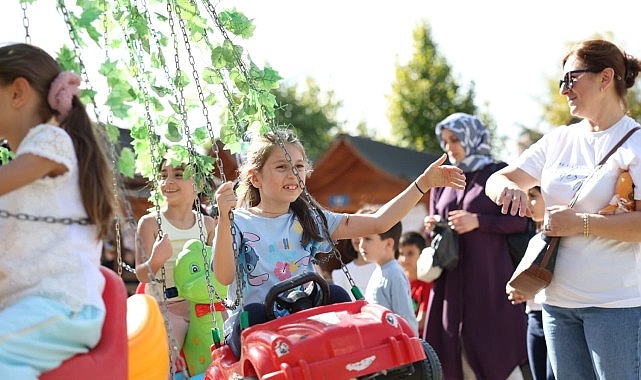 Küçükçekmece Belediyesi’nin Menekşe Parkı’nda düzenlediği 90’lar Yaza Veda Festivali, 7’den