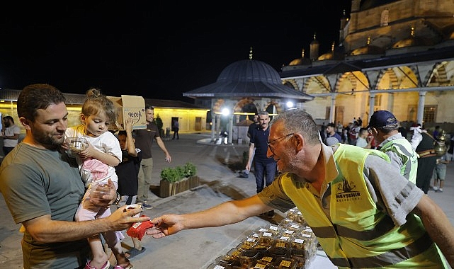 Nevşehir Belediyesi görevlileri tarafından, Mevlit Kandili münasebetiyle camilerde vatandaşlara kandil
