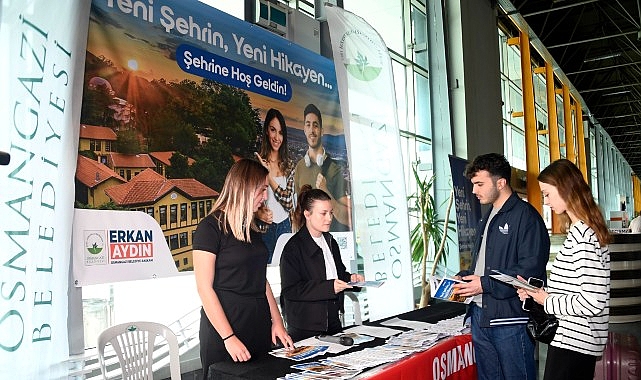Osmangazi Belediyesi, üniversite eğitimi için Bursa’ya gelen gençleri bilgilendirme stantlarında