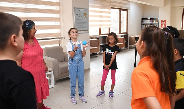 Osmangazi Belediyesi’nin çocuklar için açtığı Küçük Yazarlar Atölyesi’ne katılan çocuklar