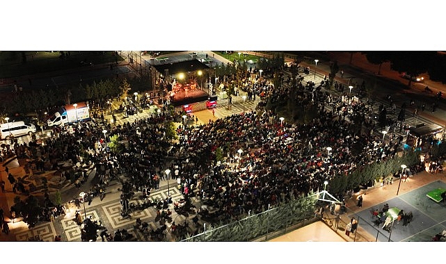 Sahne performanslarını gün geçtikçe geliştiren ve farklı konseptlerle müzik severlerin