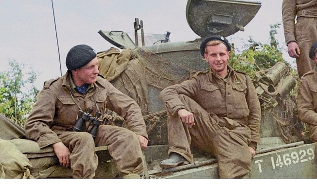 1944’te Normandiya’daki Rauray’da, bir Sherman tankı yalnızca 110 metre mesafedeki