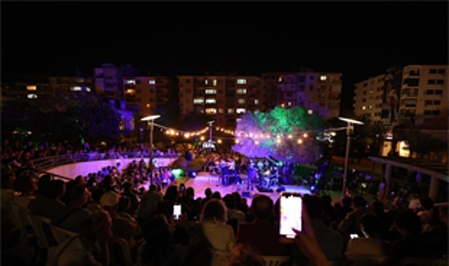 Her yıl Ahmed Adnan Saygun Sanat Merkezi bahçesindeki zeytin ağacının