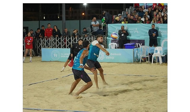Ayvalık Belediyesi, 30 ülkeden 56 takımın mücadele ettiği plaj voleybolunun