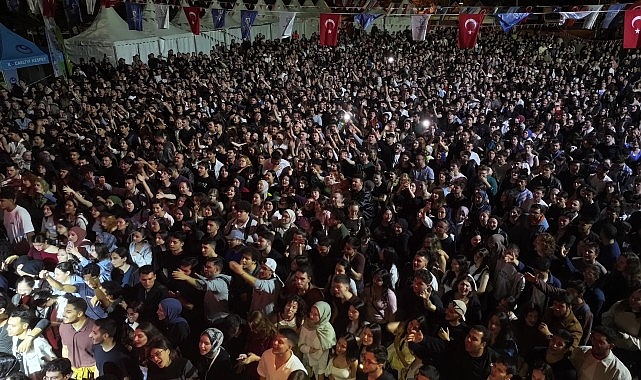 Kocaeli Büyükşehir Belediyesi tarafından düzenlenen “Güz Şenlikleri” Umuttepe Kampüsü’ne renk