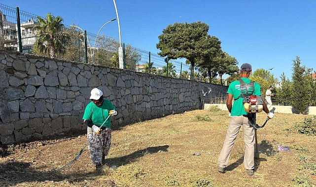 Ayvalık Belediyesi Temizlik İşleri Müdürlüğü ekipleri, yeni eğitim-öğretim yılının başlamasıyla