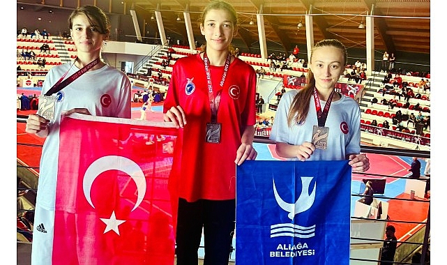 Aliağalı taekwondocular Tiran'da düzenlenen turnuvadan bir gümüş, iki de bronz