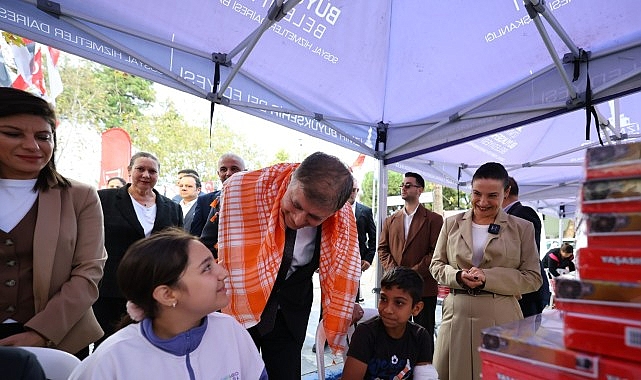 İzmir Büyükşehir Belediyesi’nin “Cumhuriyet Her Yerde” sloganıyla kentin dört bir