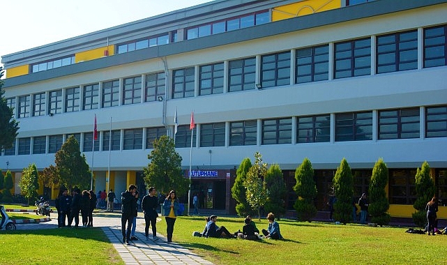 Türkiye’nin en büyük üniversite kütüphanelerinden biri olan Ege Üniversitesi Merkez