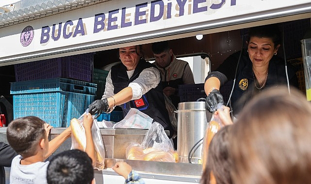 Buca Belediyesi, ilçedeki dayanışmayı büyüterek dar gelirli ailelere ekmek, un