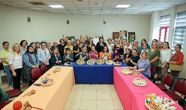 Buca Belediyesi kursiyerlerinin el emekleriyle hazırladıkları gözlük kılıfları büyük beğeni