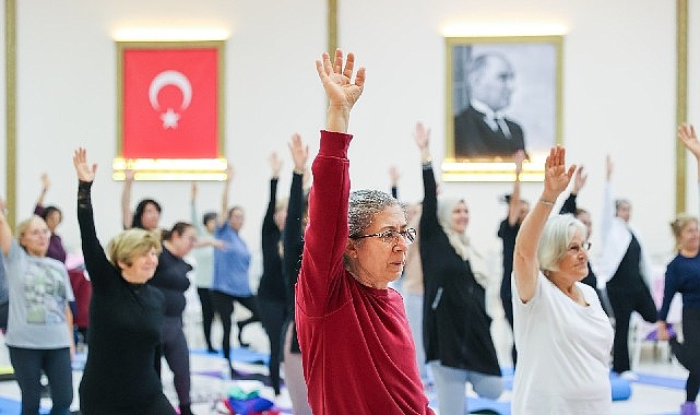 Buca Belediyesi’nin düzenlediği ücretsiz yoga, pilates ve zumba dersleri devam