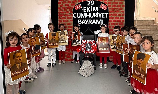 Çankaya Belediyesi kreşlerinde düzenlenen 29 Ekim etkinliklerinde minik öğrenciler ellerinde