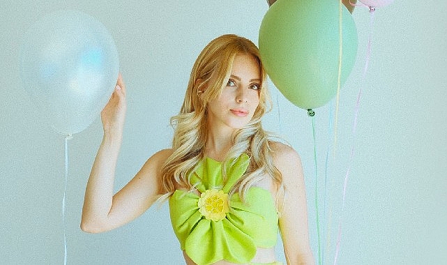 Klasik batı müziği geleneğiyle büyüyen ve müzikal tiyatro eğitimiyle sahne