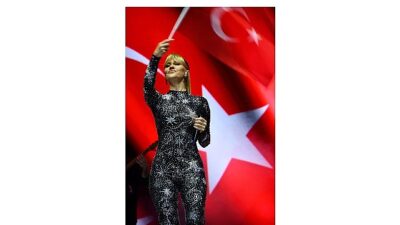 Ünlü şarkıcı Derya Uluğ, Cumhuriyet’in 102.