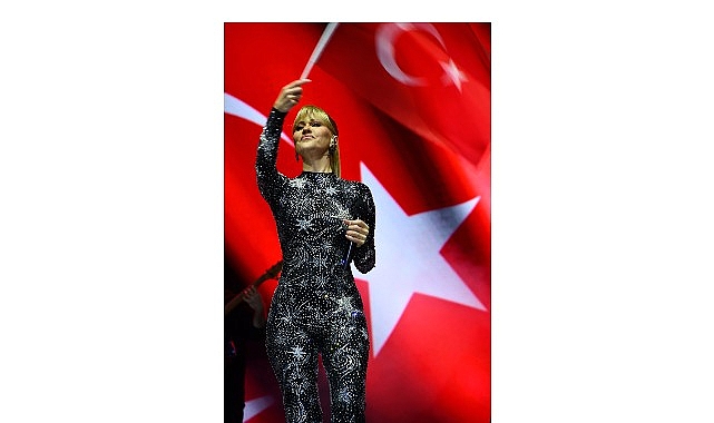 Ünlü şarkıcı Derya Uluğ, Cumhuriyet’in 102.