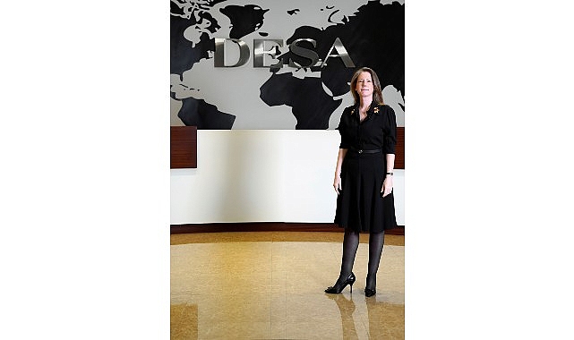 Proje kapsamında, DESA’nın el işçiliğiyle hazırladığı pembe deri kurdele anahtarlıklar,