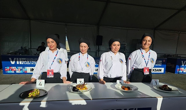 İzmir ve Bergama'dan iki ayrı okulun öğrencileri, katıldıkları ulusal ve