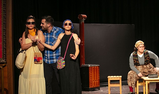 Güzelbahçe Belediyesi, ‘Ben Burada Oldum’ tiyatro oyunu ile Güzelbahçelilere kahkaha