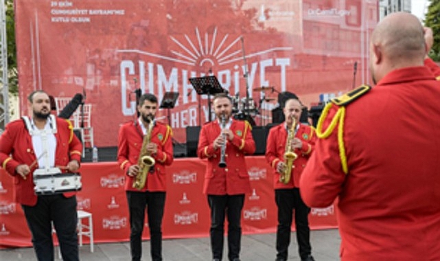 İzmir Büyükşehir Belediyesi tarafından Cumhuriyet Bayramı’nın 102’nci yıl kutlamaları kapsamında